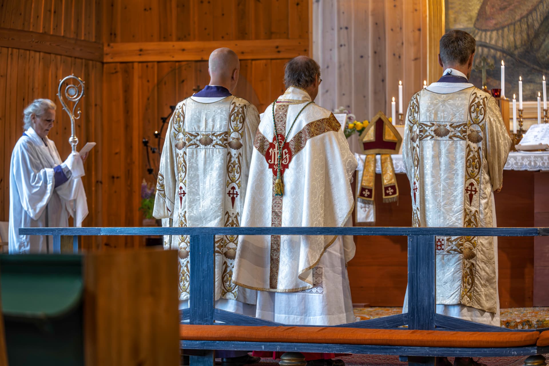 Gudstjänst vid altaret i Lundby gamla kyrka